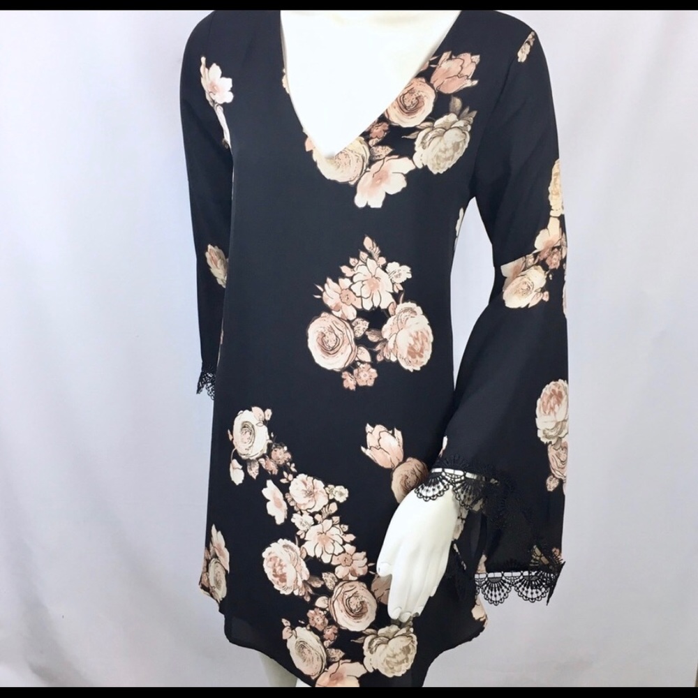ASTR THE LABEL BLACK FLORAL MUMU DRESS